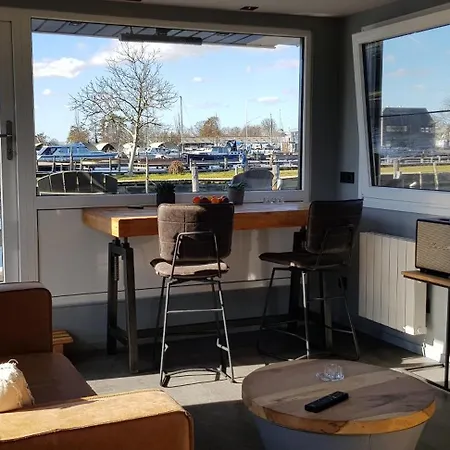 Apartment Poellodge, Luxe Houseboot Met Zonnig Terras