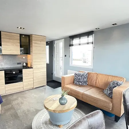 Apartamento Poellodge, Luxe Houseboot Met Zonnig Terras *