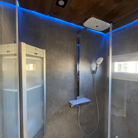 Poellodge, Luxe Houseboot Met Zonnig Terras Aalsmeer