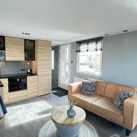 Poellodge, Luxe Houseboot Met Zonnig Terras