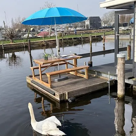 Apartamento Poellodge, Luxe Houseboot Met Zonnig Terras Aalsmeer