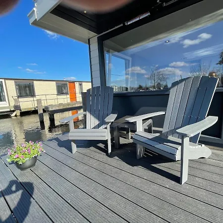 Apartamento Poellodge, Luxe Houseboot Met Zonnig Terras Aalsmeer