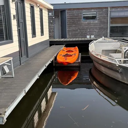 Apartamento Poellodge, Luxe Houseboot Met Zonnig Terras Aalsmeer