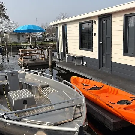 Apartamento Poellodge, Luxe Houseboot Met Zonnig Terras