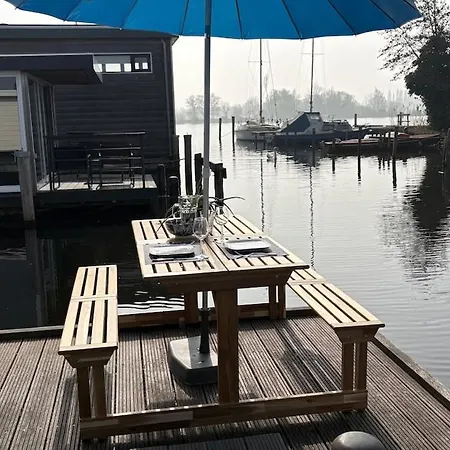 Apartamento Poellodge, Luxe Houseboot Met Zonnig Terras Aalsmeer