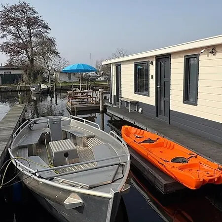Poellodge, Luxe Houseboot Met Zonnig Terras Aalsmeer