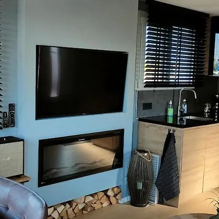 Apartamento Poellodge, Luxe Houseboot Met Zonnig Terras