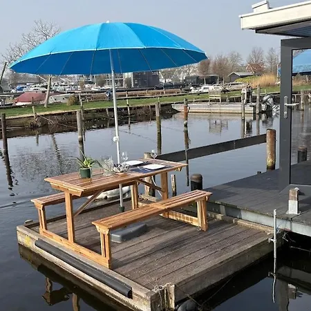 Poellodge, Luxe Houseboot Met Zonnig Terras Aalsmeer
