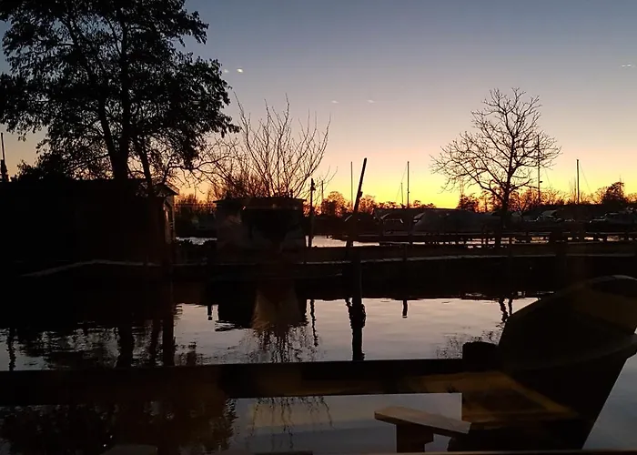 Apartamento Poellodge, Luxe Houseboot Met Zonnig Terras