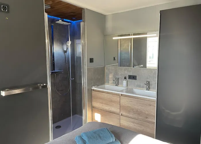 Poellodge, Luxe Houseboot Met Zonnig Terras