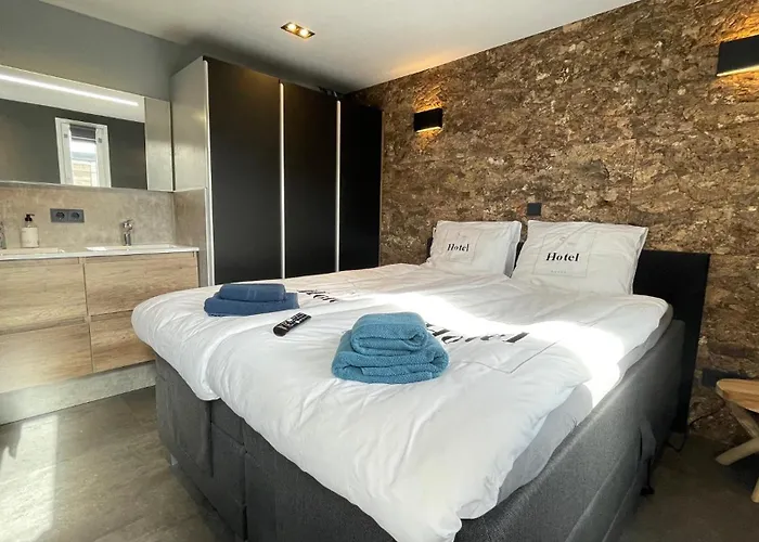 Apartamento Poellodge, Luxe Houseboot Met Zonnig Terras