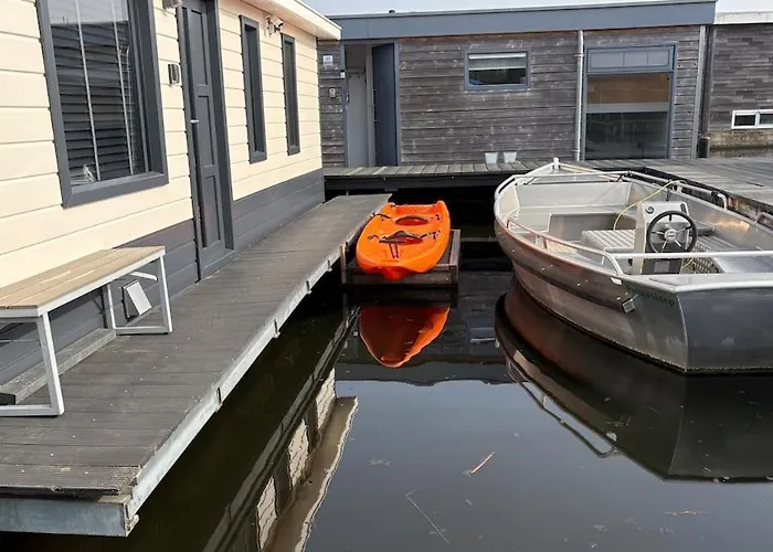 Apartamento Poellodge, Luxe Houseboot Met Zonnig Terras Aalsmeer