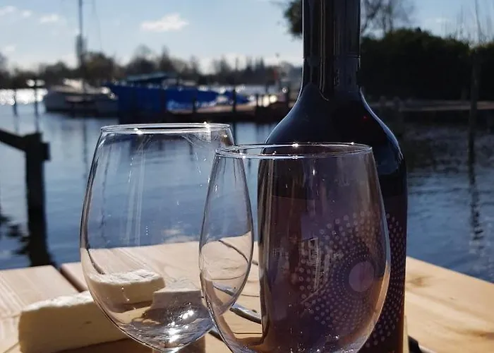 Apartamento Poellodge, Luxe Houseboot Met Zonnig Terras