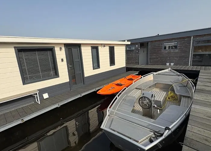 Poellodge, Luxe Houseboot Met Zonnig Terras