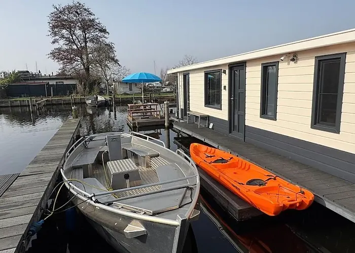 Poellodge, Luxe Houseboot Met Zonnig Terras Aalsmeer