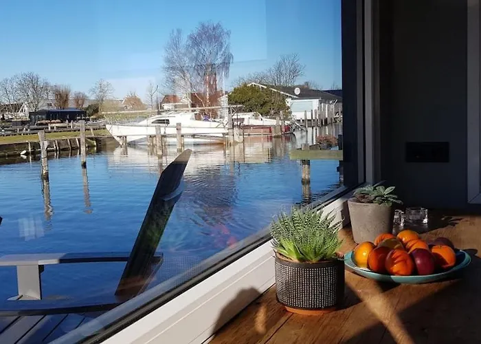 Apartamento Poellodge, Luxe Houseboot Met Zonnig Terras Aalsmeer