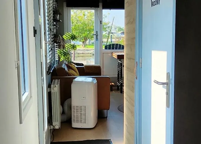 Poellodge, Luxe Houseboot Met Zonnig Terras