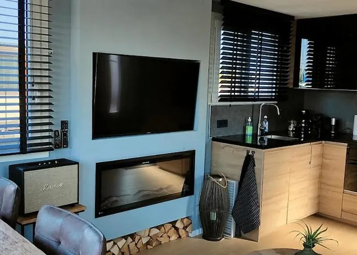 Apartamento Poellodge, Luxe Houseboot Met Zonnig Terras