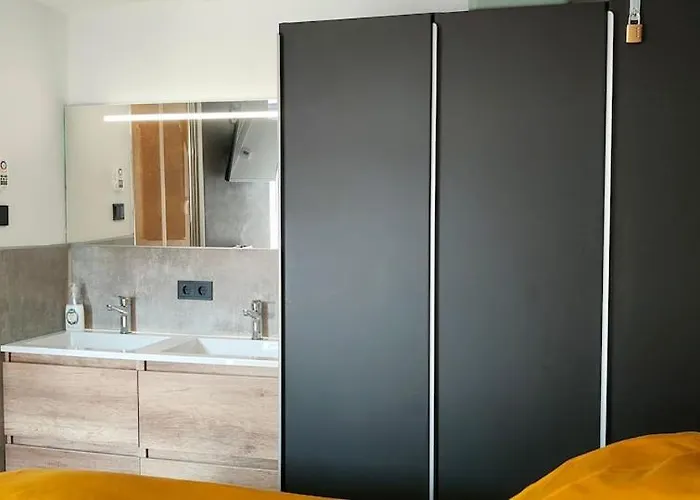 Apartamento Poellodge, Luxe Houseboot Met Zonnig Terras Aalsmeer