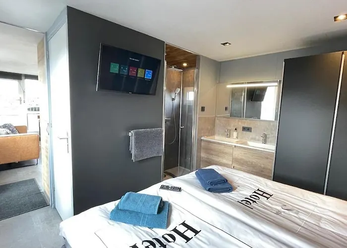 Poellodge, Luxe Houseboot Met Zonnig Terras Apartamento