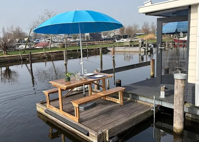 Poellodge, Luxe Houseboot Met Zonnig Terras Aalsmeer