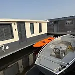 Poellodge, Luxe Houseboot Met Zonnig Terras