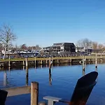 Lejlighed Poellodge, Luxe Houseboot Met Zonnig Terras Aalsmeer