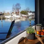 Lejlighed Poellodge, Luxe Houseboot Met Zonnig Terras Aalsmeer