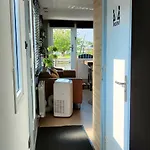 Poellodge, Luxe Houseboot Met Zonnig Terras