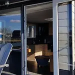 Poellodge, Luxe Houseboot Met Zonnig Terras Aalsmeer