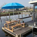 Poellodge, Luxe Houseboot Met Zonnig Terras Aalsmeer