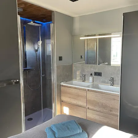 Poellodge, Luxe Houseboot Met Zonnig Terras