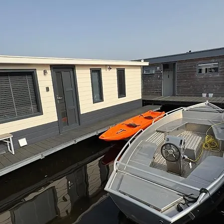 Poellodge, Luxe Houseboot Met Zonnig Terras