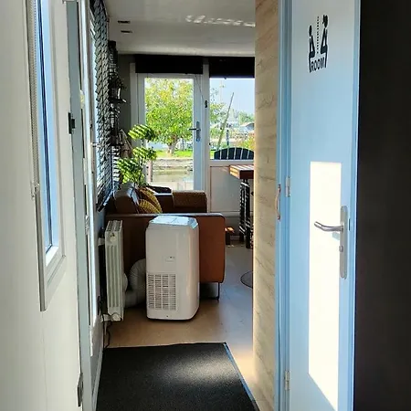 Poellodge, Luxe Houseboot Met Zonnig Terras