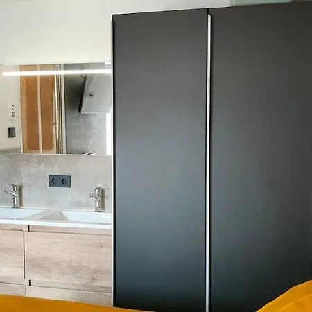 דירה Poellodge, Luxe Houseboot Met Zonnig Terras אלסמיר