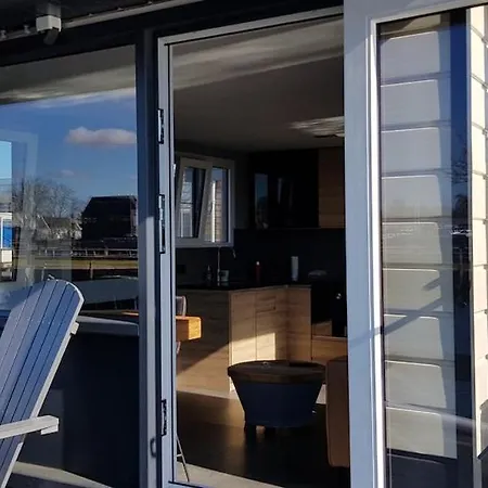 Poellodge, Luxe Houseboot Met Zonnig Terras אלסמיר
