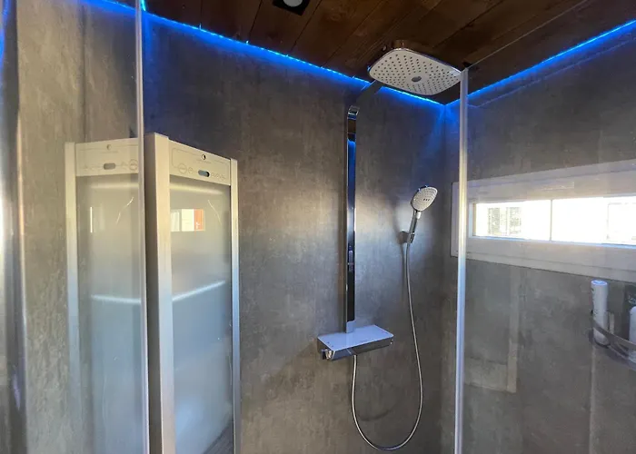 Poellodge, Luxe Houseboot Met Zonnig Terras アールスメール