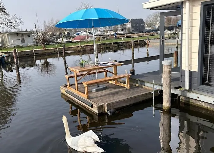 アパート Poellodge, Luxe Houseboot Met Zonnig Terras アールスメール