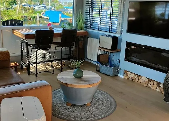 アパート Poellodge, Luxe Houseboot Met Zonnig Terras *