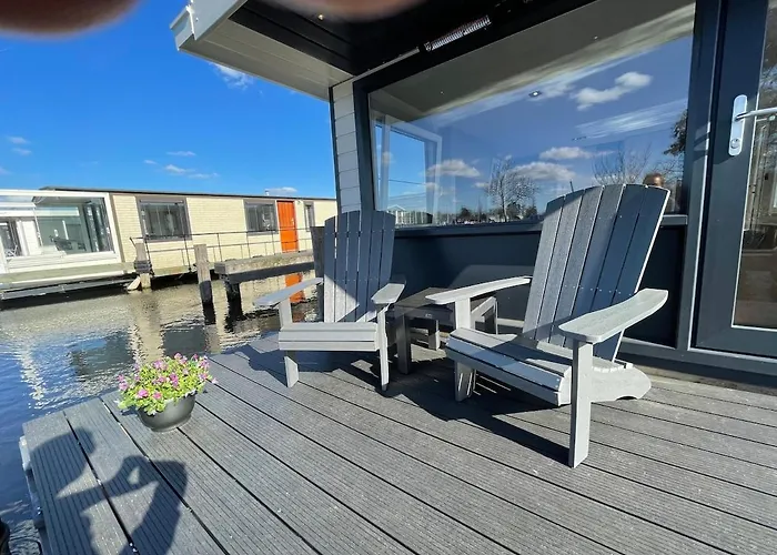 アパート Poellodge, Luxe Houseboot Met Zonnig Terras アールスメール