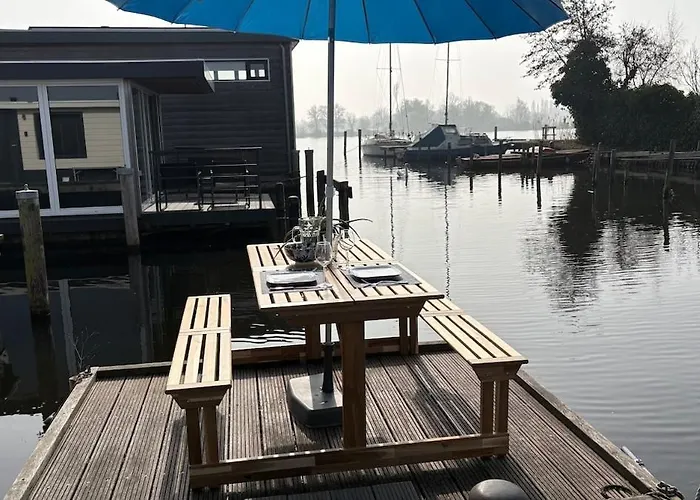 アパート Poellodge, Luxe Houseboot Met Zonnig Terras アールスメール