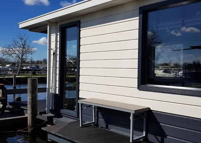 アパート Poellodge, Luxe Houseboot Met Zonnig Terras アールスメール