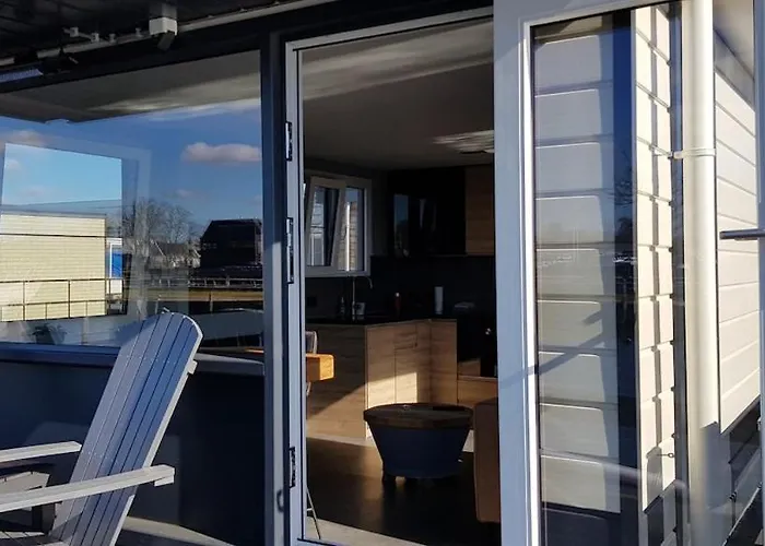 Poellodge, Luxe Houseboot Met Zonnig Terras アールスメール